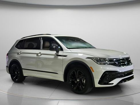 Certified 2024 Volkswagen Tiguan SE R-Line FWD image 7