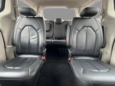 Used 2020 Chrysler Pacifica Touring-L Plus image 14