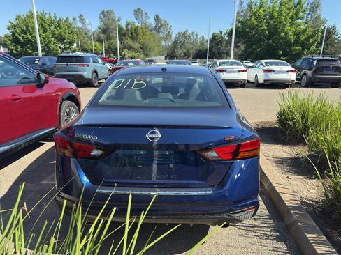 Used 2023 Nissan Altima 2.5 SR w/ SR Premium Package FWD image 6