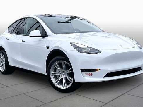 Used 2024 Tesla Model Y Long Range AWD/4WD image 2