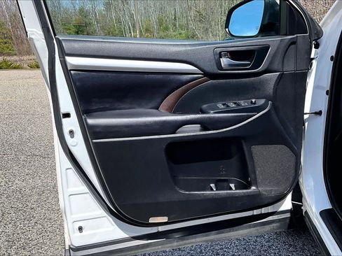 Used 2019 Toyota Highlander XLE w/ Carpet Mat Package (TMS) AWD/4WD image 22
