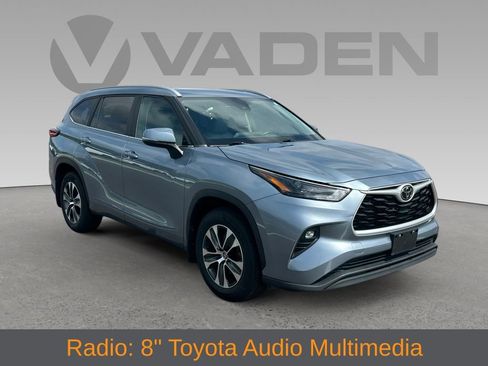 Used 2023 Toyota Highlander XLE FWD image 3