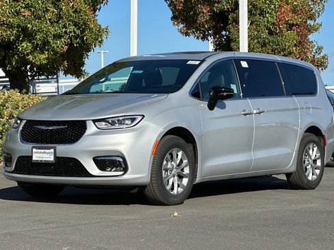 New 2026 Chrysler Pacifica Limited w/ Uconnect Theater Family Group image 8