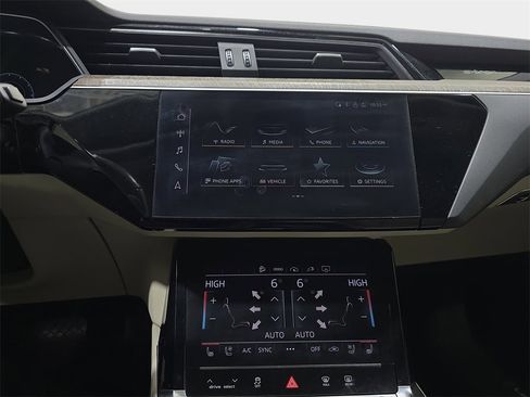 Used 2021 Audi e-tron Premium Plus w/ Premium Plus Package image 21