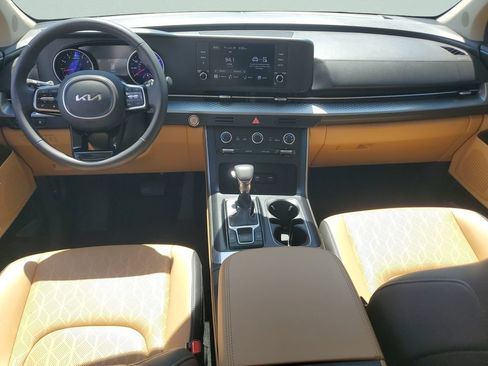 Used 2024 Kia Carnival LX FWD image 11