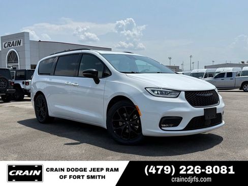 Used 2025 Chrysler Pacifica Limited FWD image 1