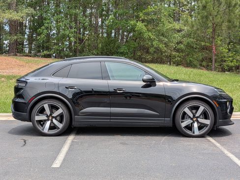Certified 2025 Porsche Macan 4 Electric AWD/4WD image 24