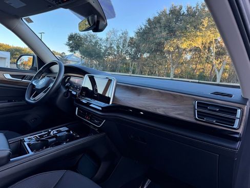 Used 2024 Volkswagen Atlas SE image 32