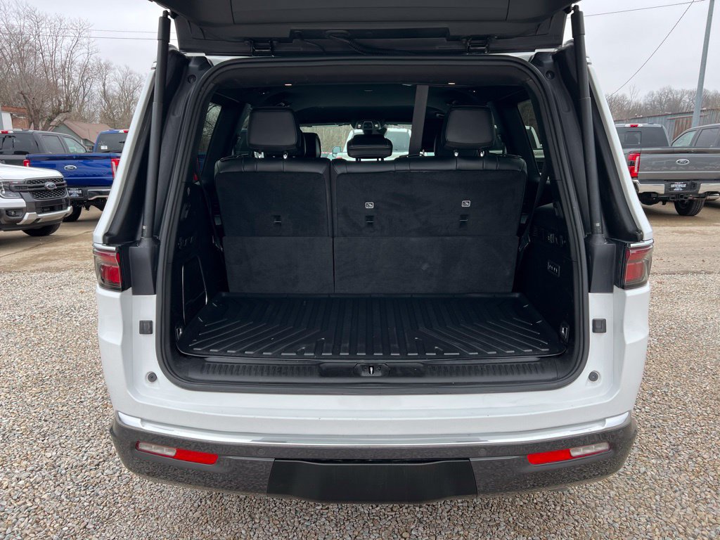 Used 2022 Jeep Wagoneer Series III AWD/4WD image 17