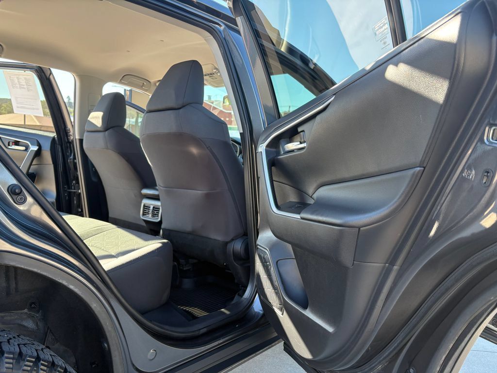 Used 2021 Toyota RAV4 XLE AWD/4WD image 10