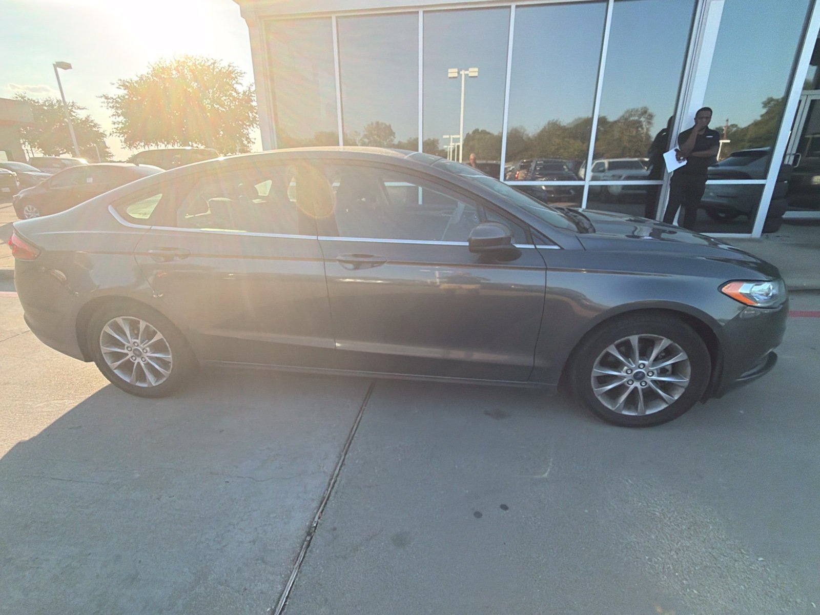 Used 2017 Ford Fusion SE w/ Fusion SE Technology Package FWD image 4
