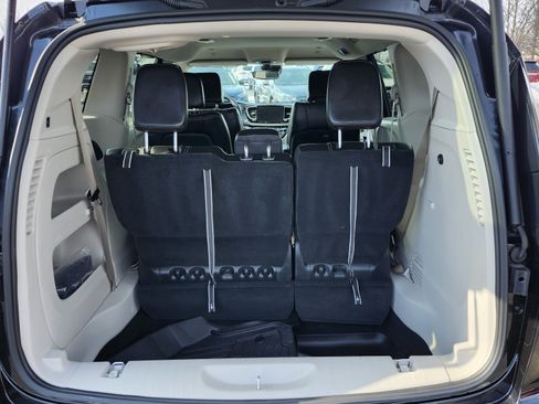Used 2023 Chrysler Pacifica Touring-L image 22