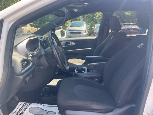 Used 2020 Chrysler Pacifica Touring w/ S Appearance Package FWD image 16