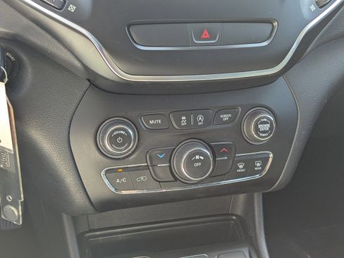 Used 2019 Jeep Cherokee Latitude w/ Popular Appearance Group image 22