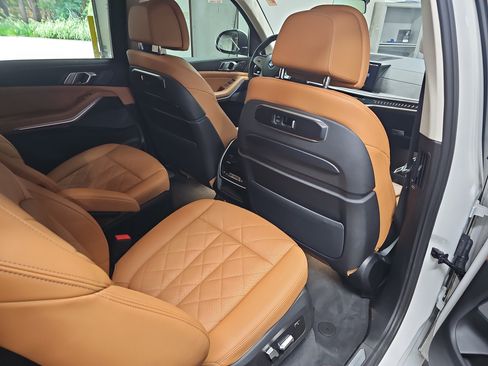 Used 2023 BMW X7 xDrive40i w/ Premium Package AWD/4WD image 11