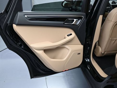 Certified 2025 Porsche Macan AWD/4WD image 23