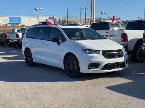 New 2026 Chrysler Pacifica Limited w/ S Appearance Package image 2