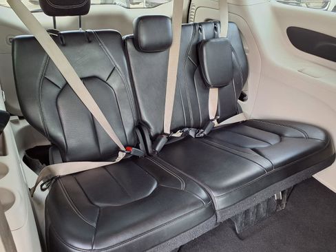 Used 2023 Chrysler Pacifica Touring-L image 21