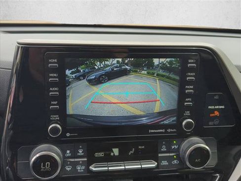 Used 2021 Toyota Highlander LE FWD image 25