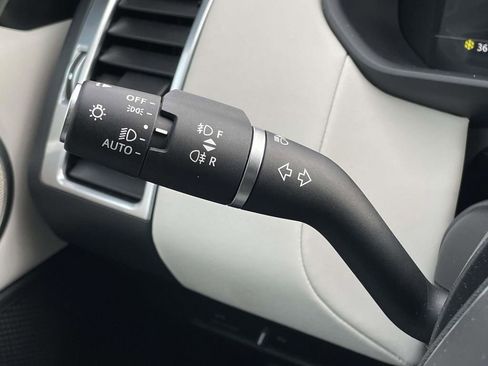 Used 2025 Land Rover Discovery S image 14