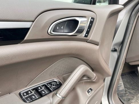 Used 2016 Porsche Cayenne S image 9