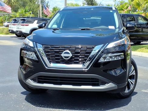 Used 2023 Nissan Rogue SV w/ SV Premium B Package FWD image 2