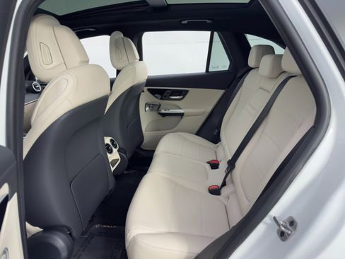 Used 2025 Mercedes-Benz GLC 300 4MATIC image 45
