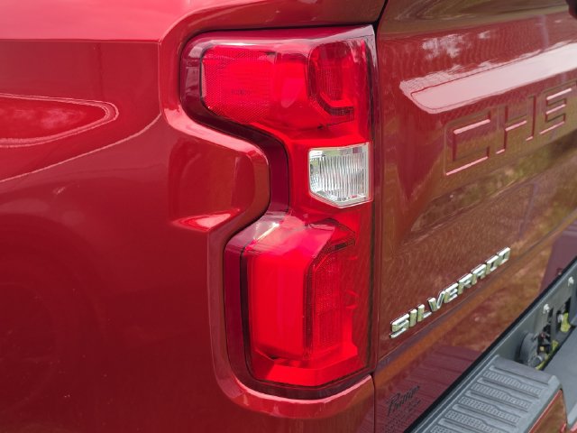 Used 2019 Chevrolet Silverado 1500 High Country w/ Technology Package AWD/4WD image 9