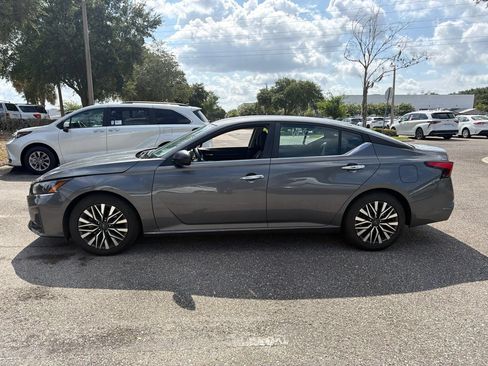 Used 2024 Nissan Altima 2.5 SV FWD image 2