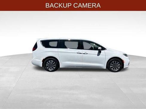 Used 2023 Chrysler Pacifica Touring-L FWD image 8