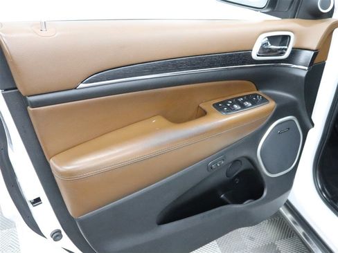 Used 2019 Jeep Grand Cherokee Summit AWD/4WD image 17