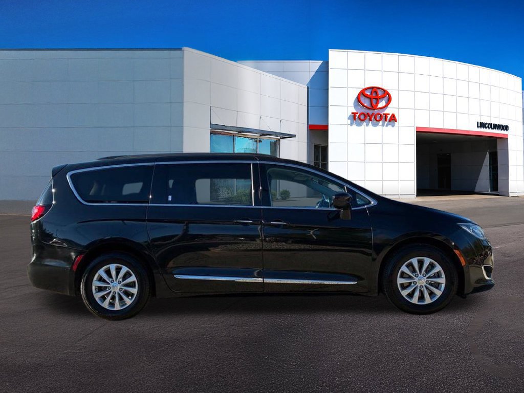 Used 2017 Chrysler Pacifica Touring-L FWD image 8