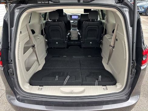 Used 2023 Chrysler Pacifica Touring-L FWD image 11