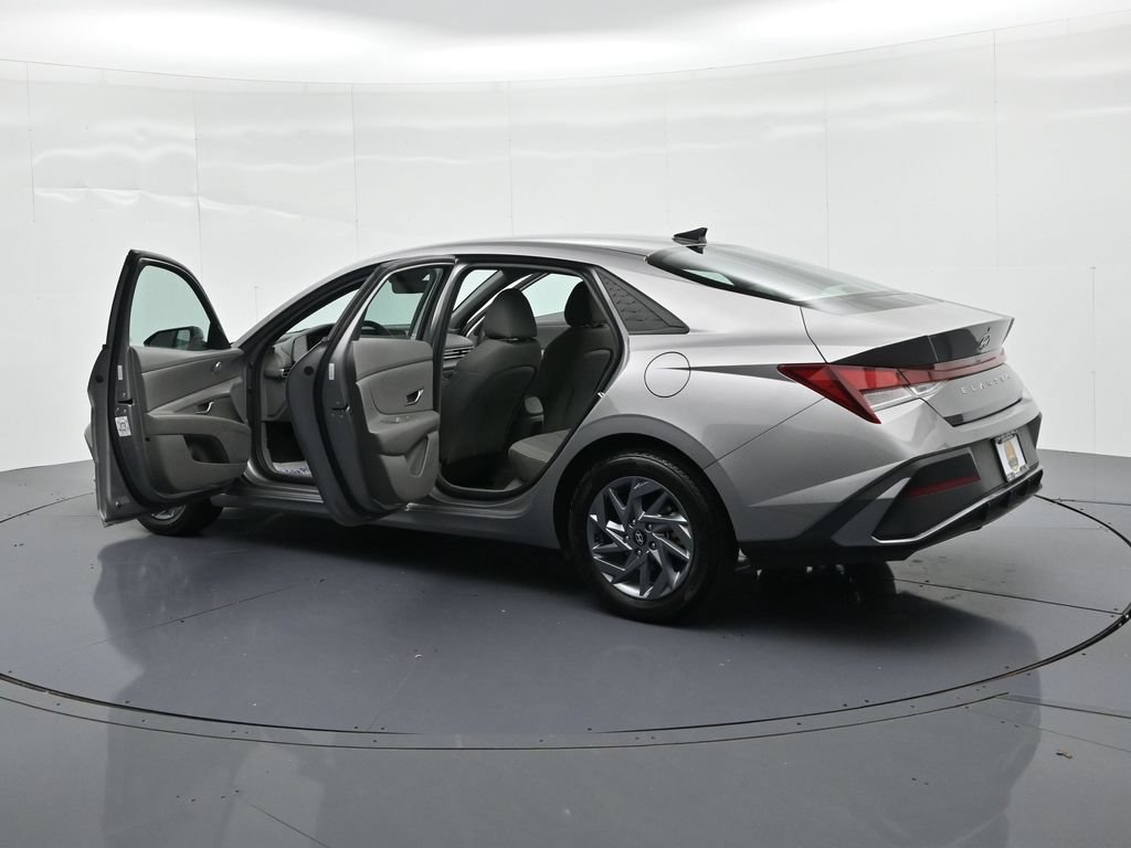 Used 2024 Hyundai Elantra SEL FWD image 23
