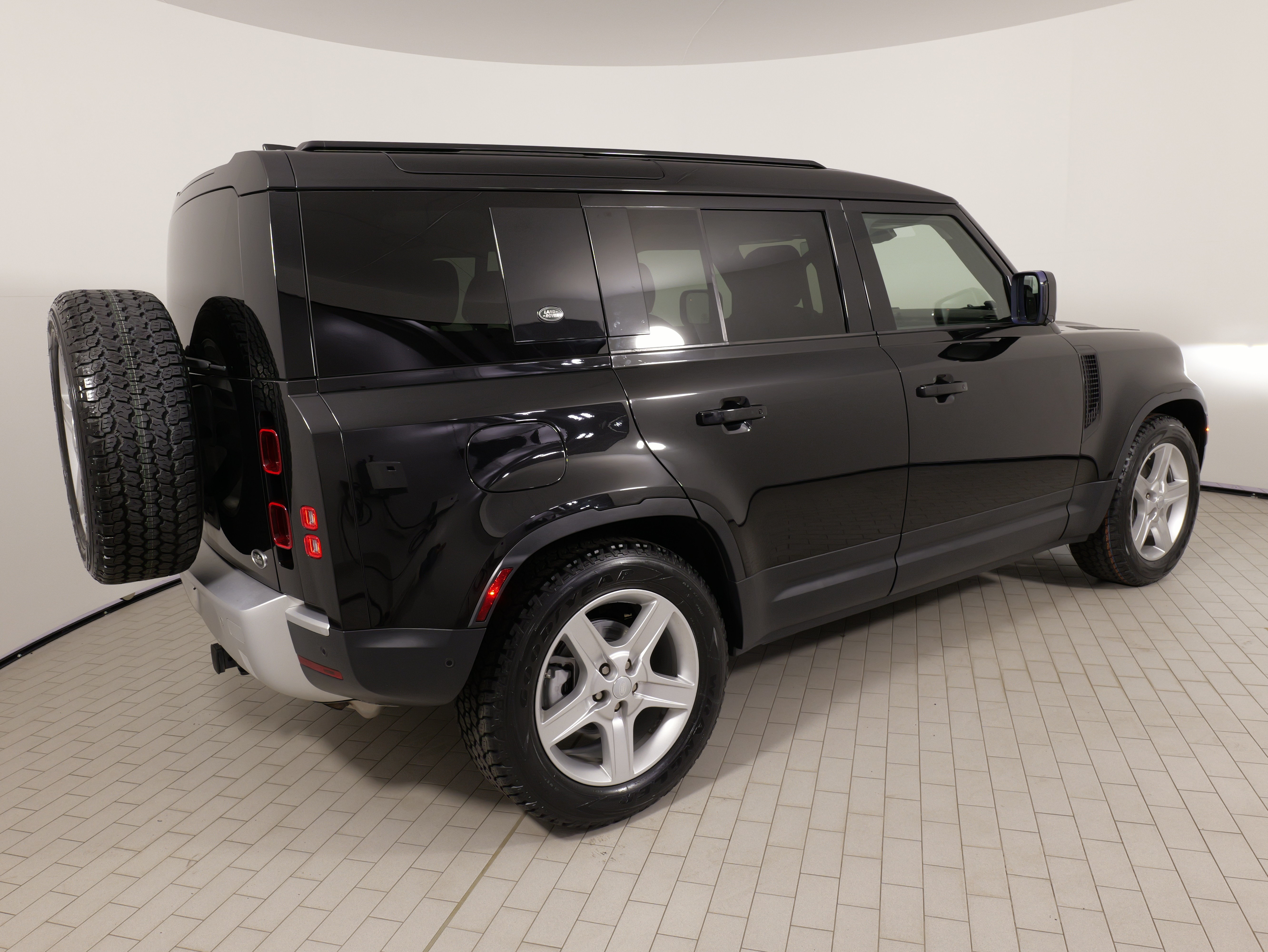 Used 2020 Land Rover Defender 110 SE AWD/4WD image 12