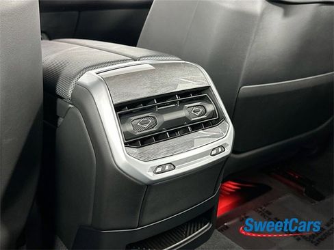 Used 2025 BMW 740i xDrive image 41