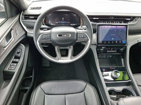 Used 2025 Jeep Grand Cherokee Limited w/ Luxury Tech Group II AWD/4WD image 13