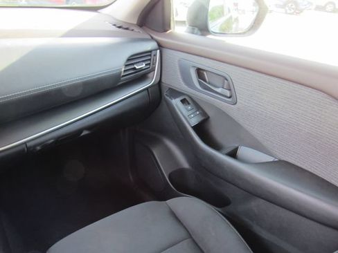 Used 2023 Nissan Rogue S AWD/4WD image 20