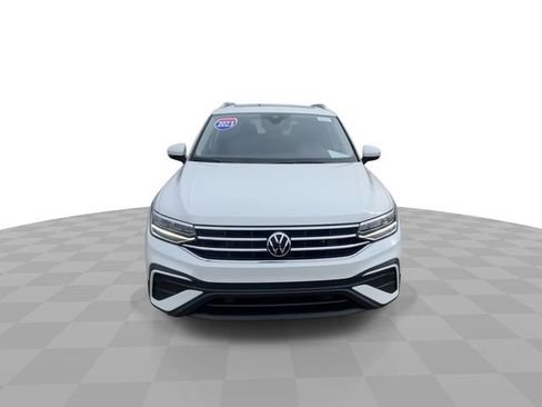 Used 2023 Volkswagen Tiguan SE w/ Panoramic Sunroof Package image 3