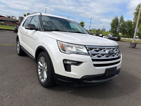 Used 2018 Ford Explorer XLT w/ Equipment Group 202A FWD image 6