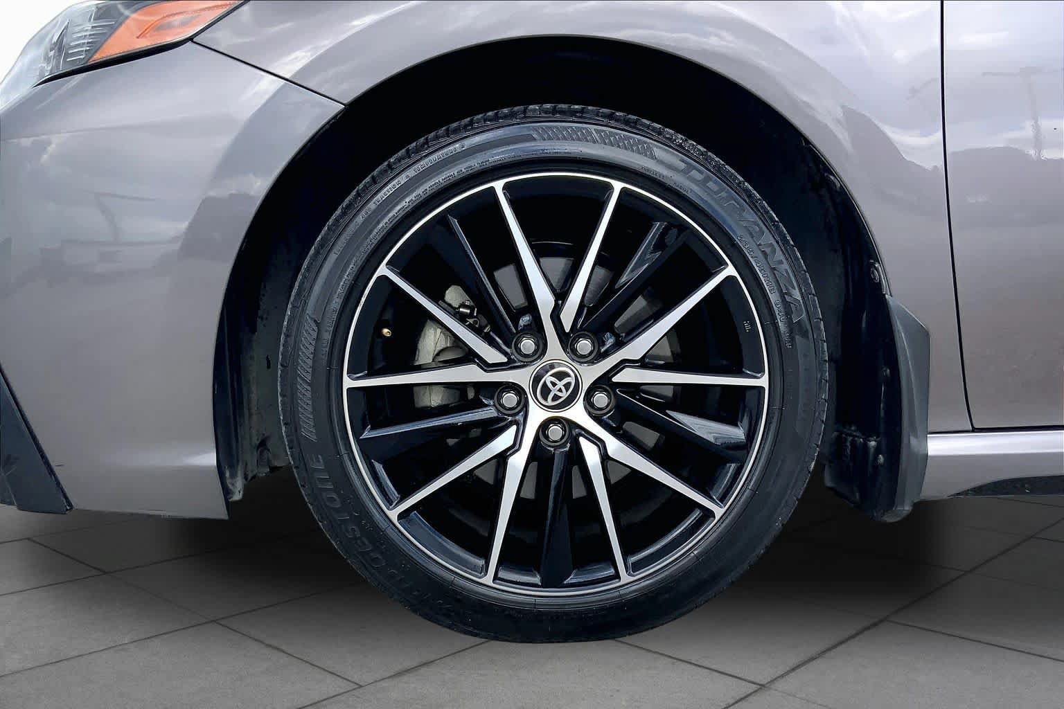 Used 2022 Toyota Camry SE FWD image 11