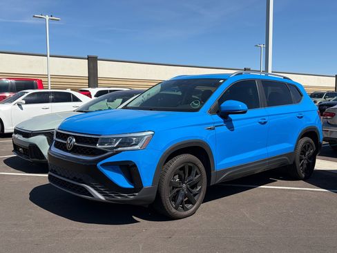 Used 2022 Volkswagen Taos SEL w/ Panoramic Sunroof Package image 5