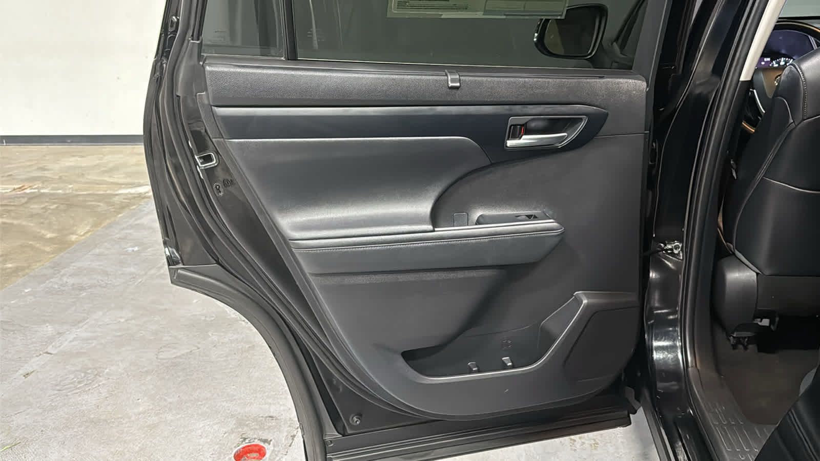 Used 2023 Toyota Highlander XLE AWD/4WD image 20