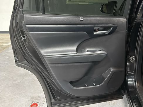 Used 2023 Toyota Highlander XLE AWD/4WD image 20