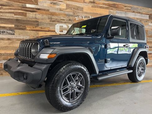 Used 2025 Jeep Wrangler Sport AWD/4WD image 16