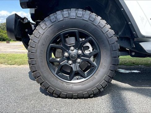 Used 2025 Jeep Gladiator Sport AWD/4WD image 2