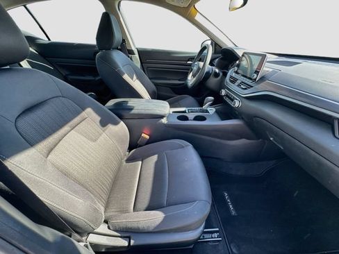 Used 2025 Nissan Altima 2.5 SV FWD image 25