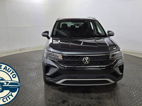 Used 2022 Volkswagen Taos SE FWD image 2