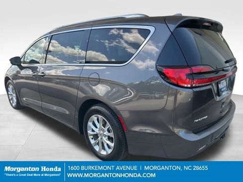 Used 2021 Chrysler Pacifica Touring-L w/ Uconnect Theater Family Group FWD image 6
