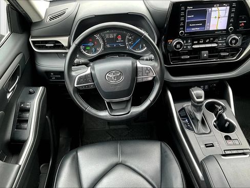 Used 2022 Toyota Highlander XLE AWD/4WD image 5